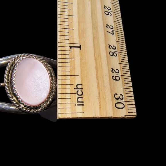 Vintage Signed Native American Pink Shell and Sterling Silver Cuff Brace… - Picture 5 of 9